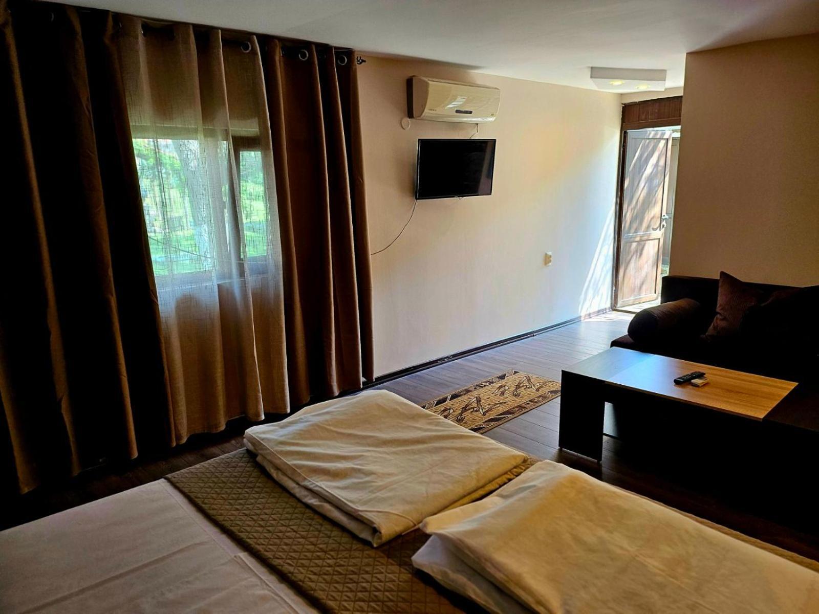 Orehite-Family Hotel ,Food & Pool Bozhichen エクステリア 写真