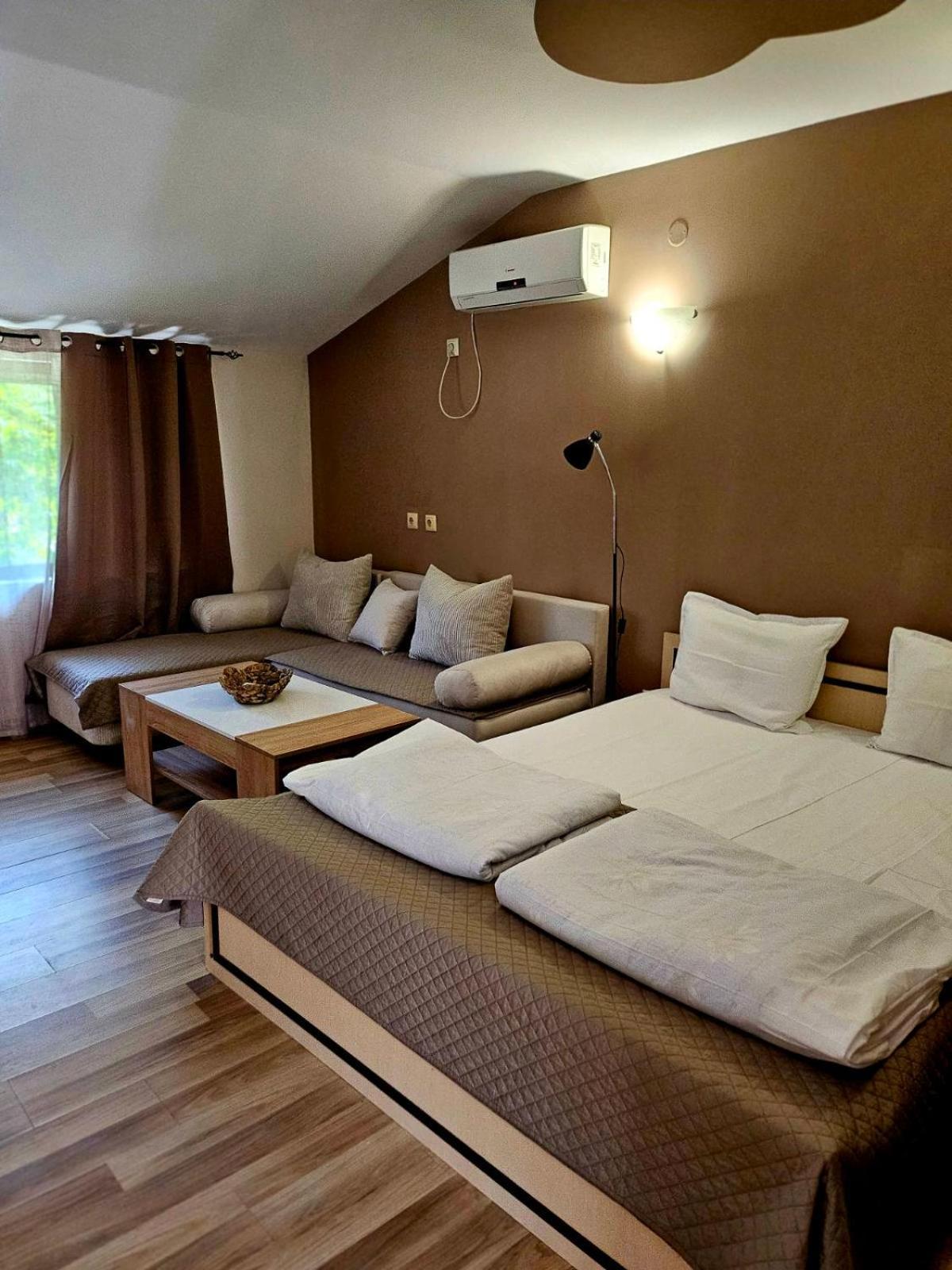 Orehite-Family Hotel ,Food & Pool Bozhichen エクステリア 写真